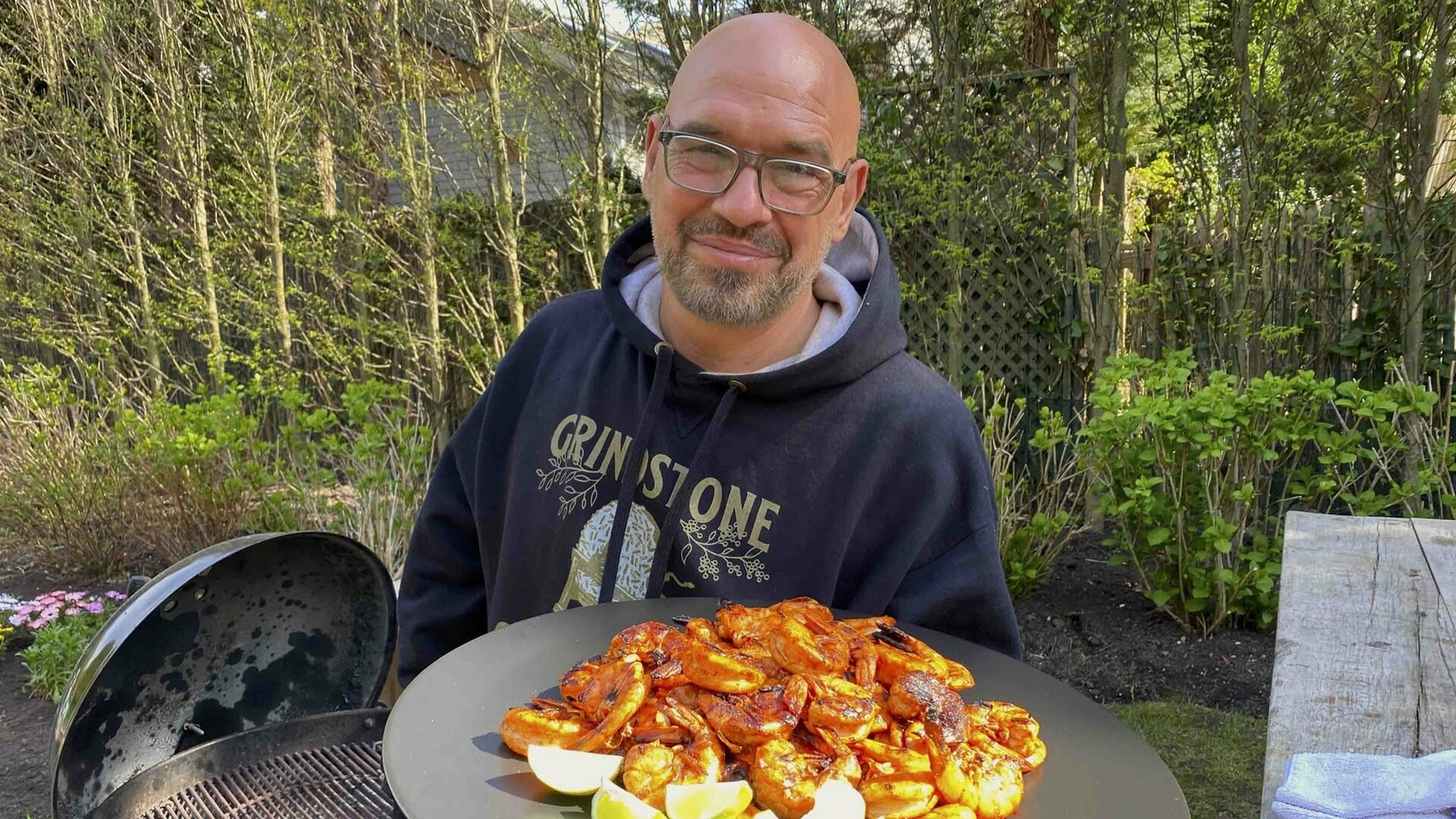Cozinhando no Quintal com Michael Symon : Camarões de Verão