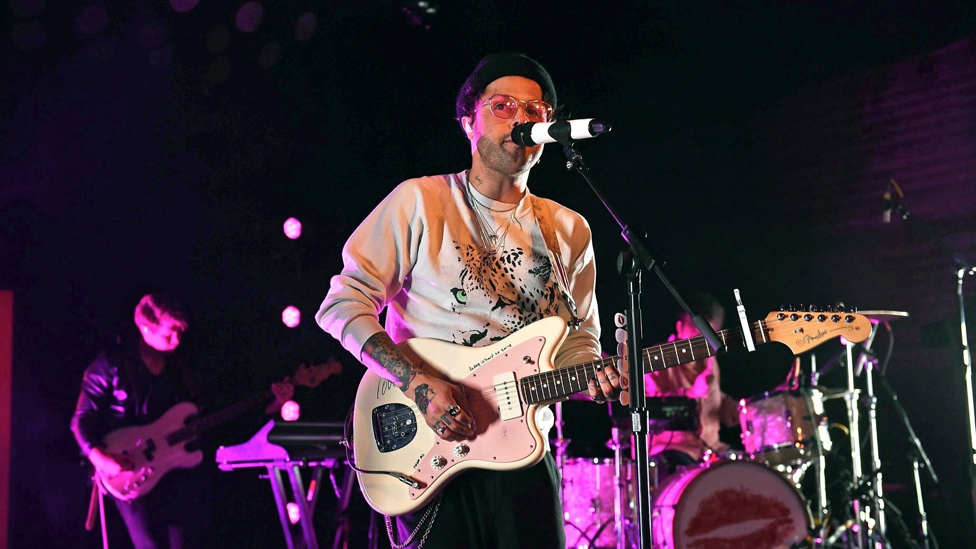 Front and Center : lovelytheband