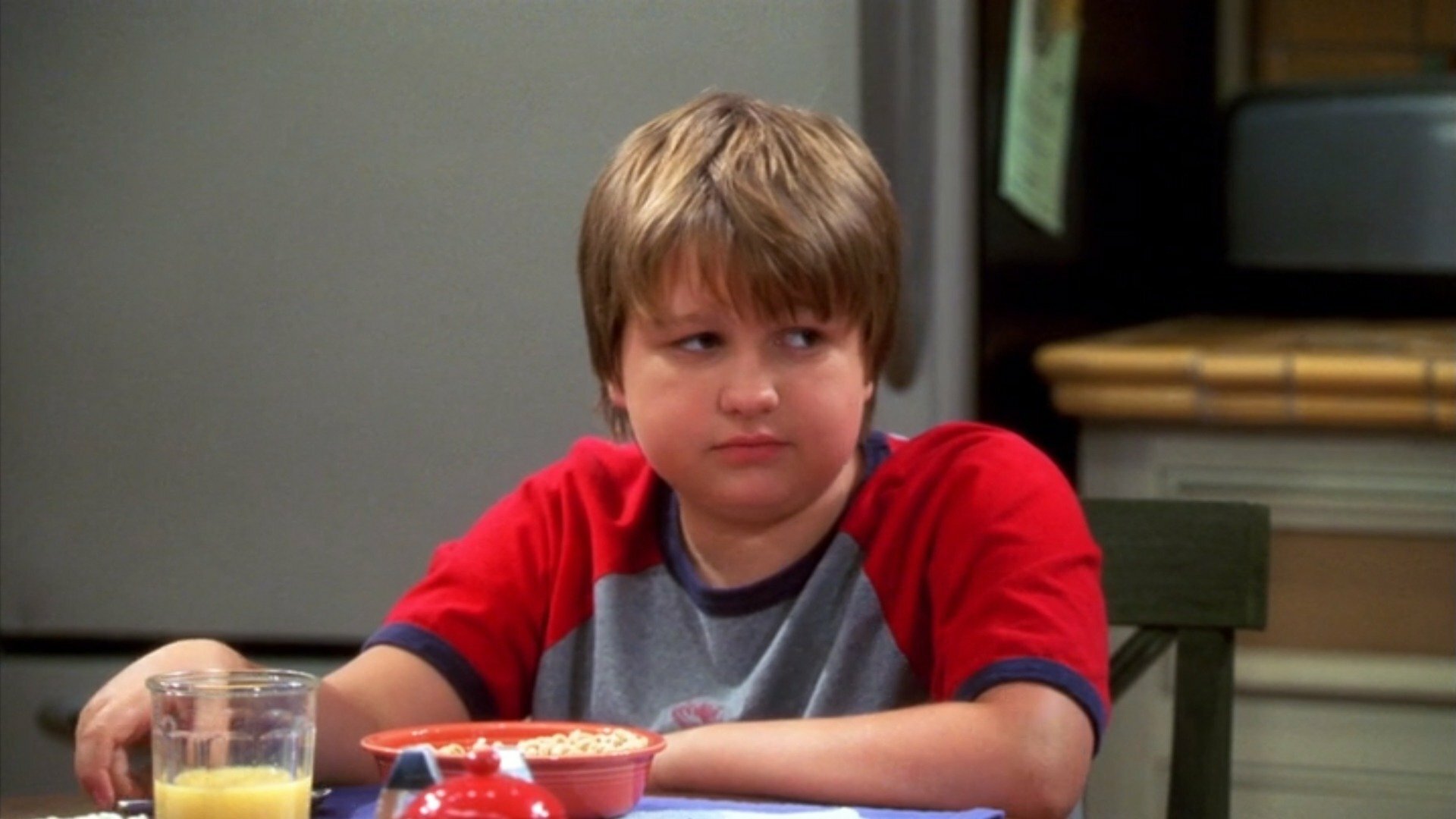 Two and a Half Men : Large Birds, Spiders and Mom