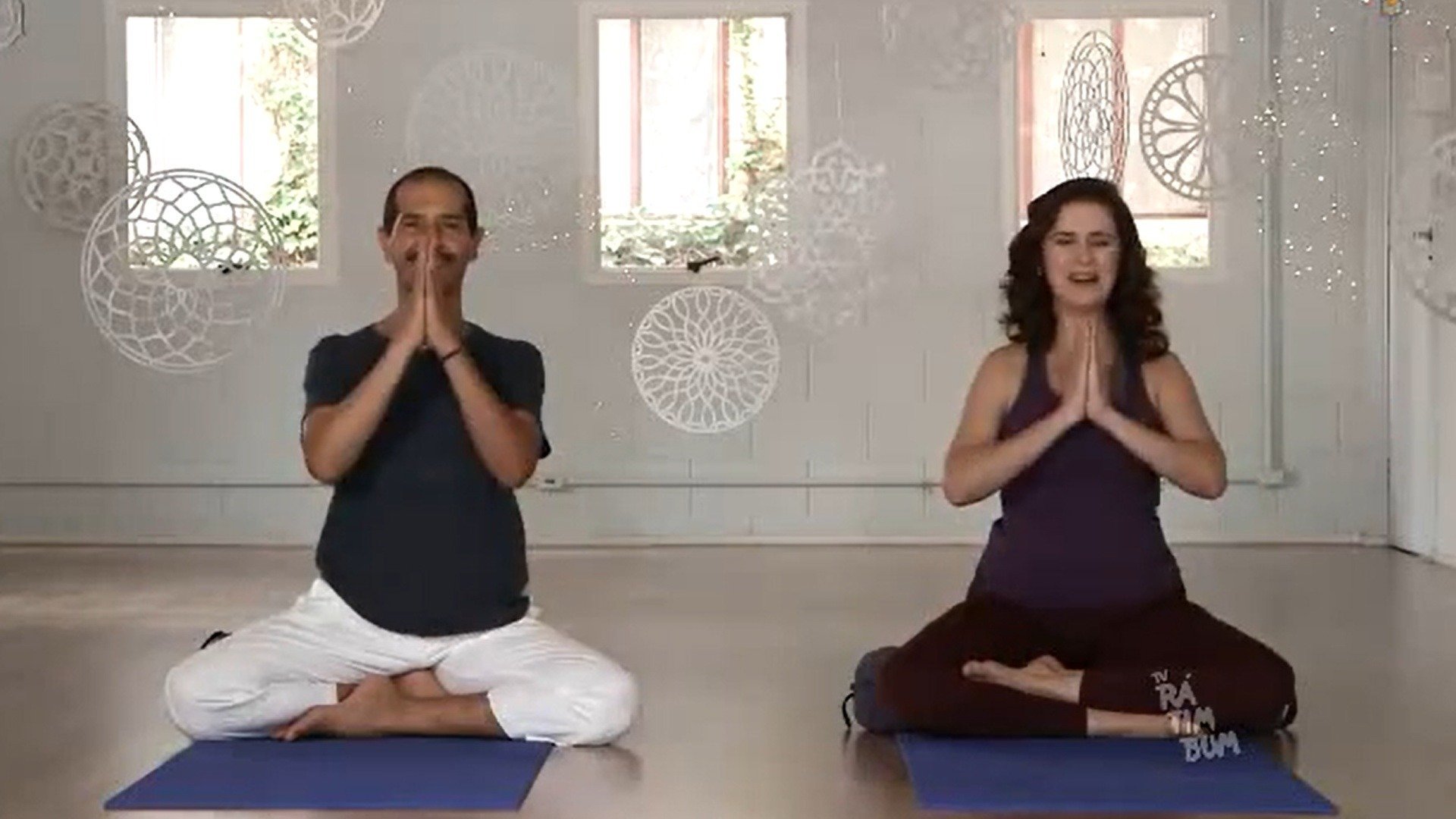 Yoga com Histórias em Casa : A Indiazinha e a Pena Sagrada