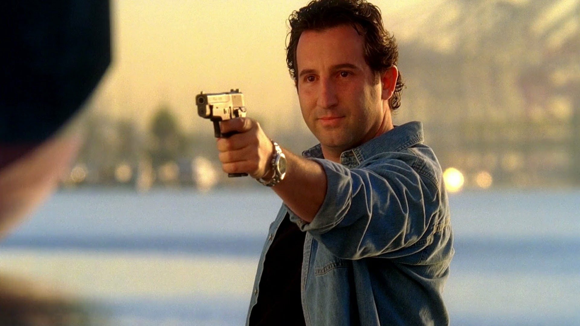 CSI: Miami : Dou-lhe Duas, Dou-lhe Três, Vendido!
