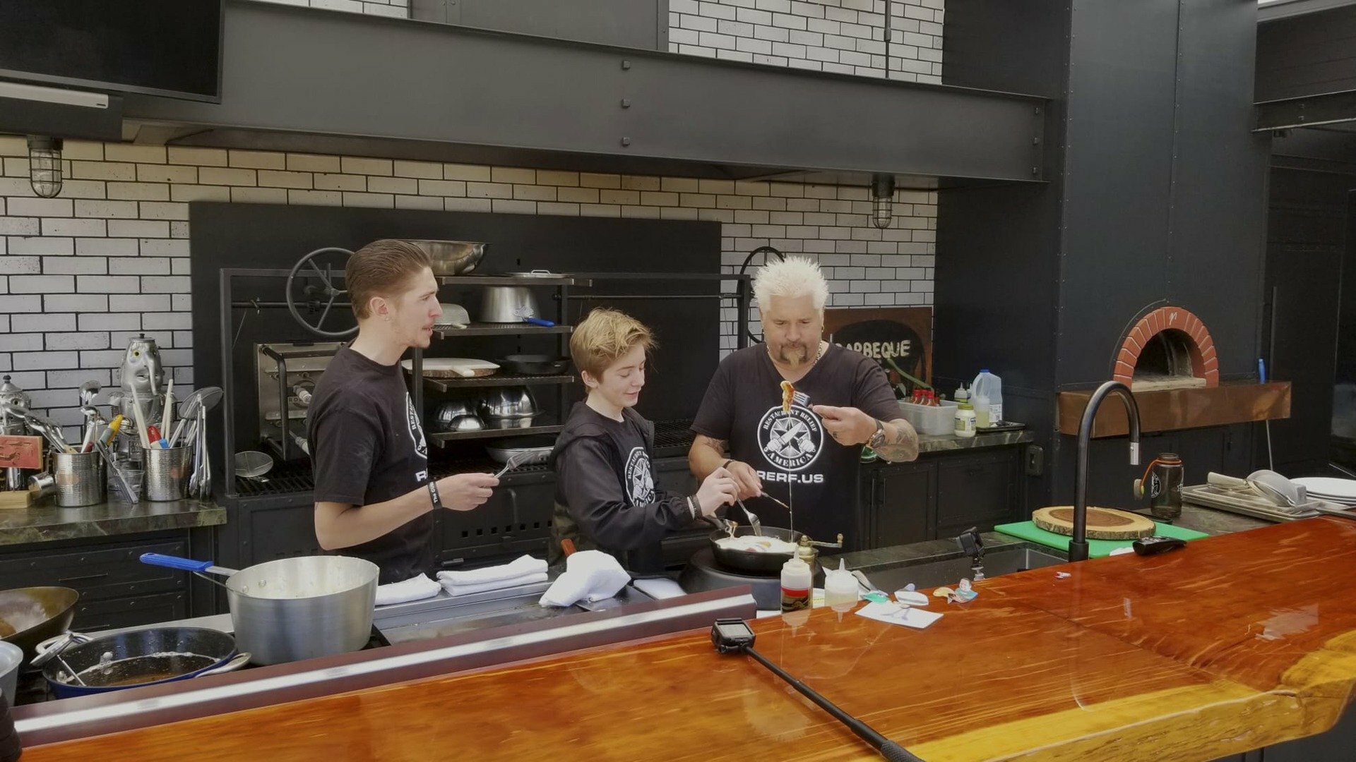 Lanchonetes Clássicas com Guy Fieri : Entrega Residencial