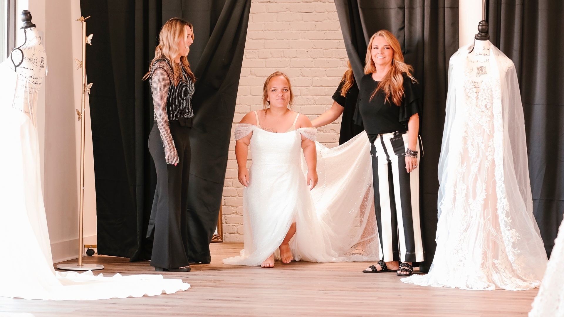 Os Pequenos Johnstons : Esses Vestidos Não