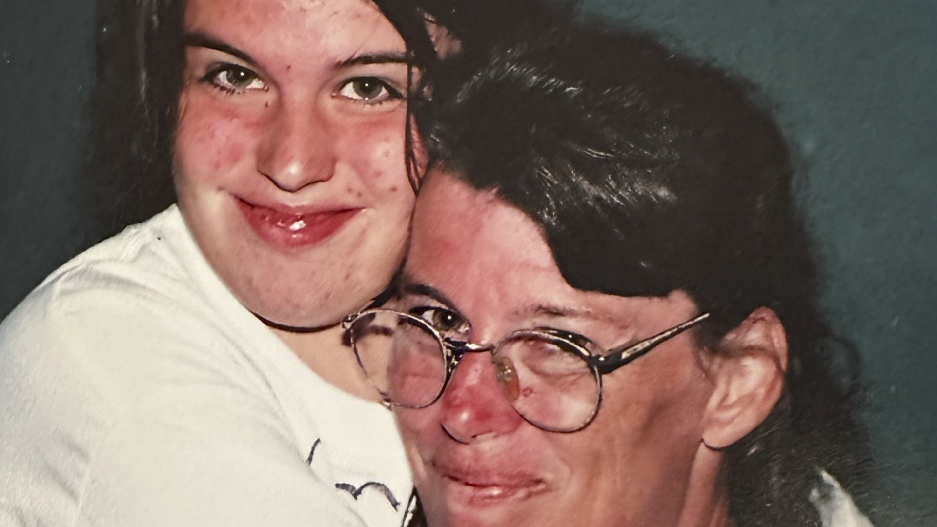 Assassinatos na Rua Elm : Alguém Está Observando Ela