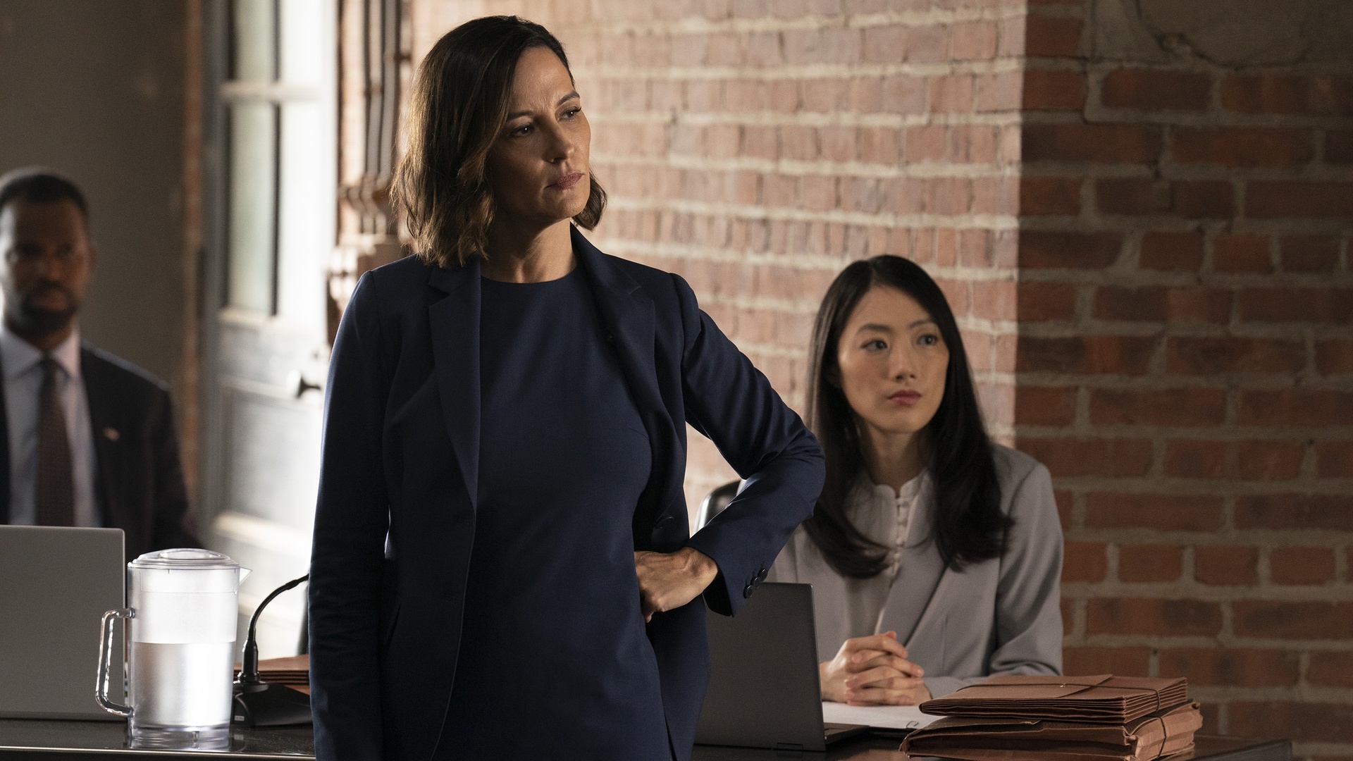 Law & Order: Organized Crime : Estranho É o Nome