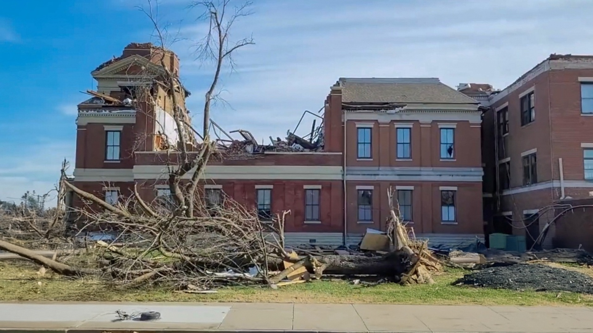 No Olho da Tempestade : A Fera de Mayfield