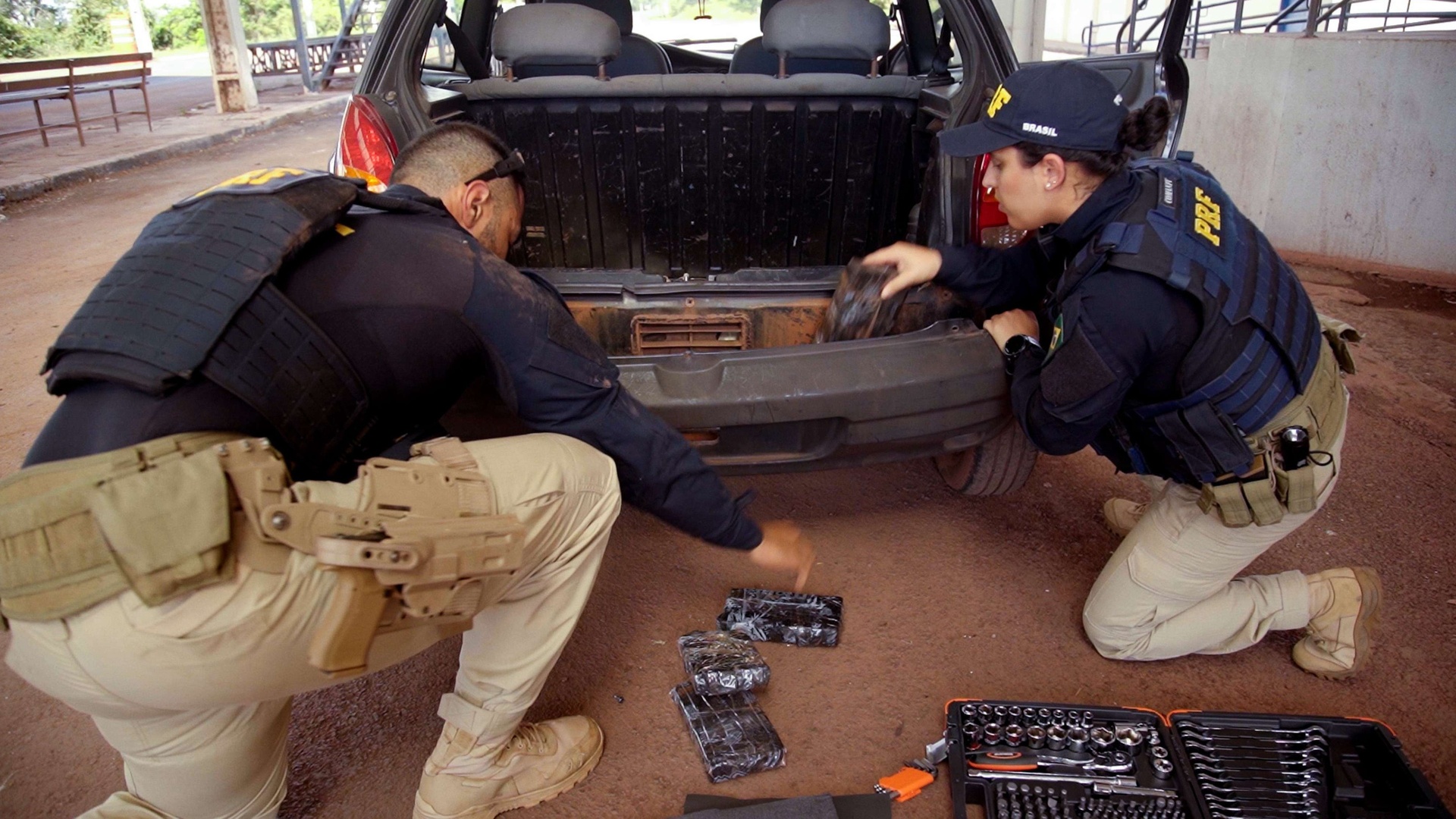 Operação Fronteira - Brasil : Cada Enxada, uma Minhoca