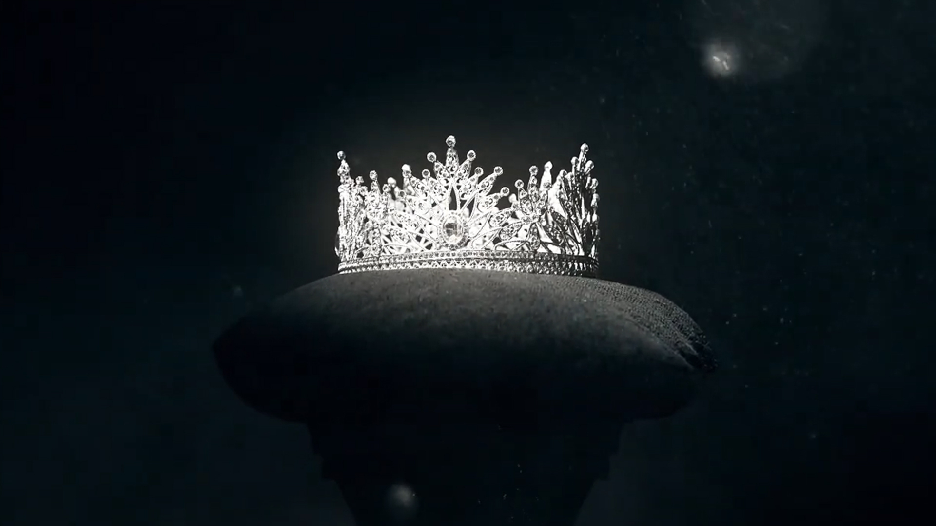 Behind the Crown : As Vidas Por Trás da Coroa