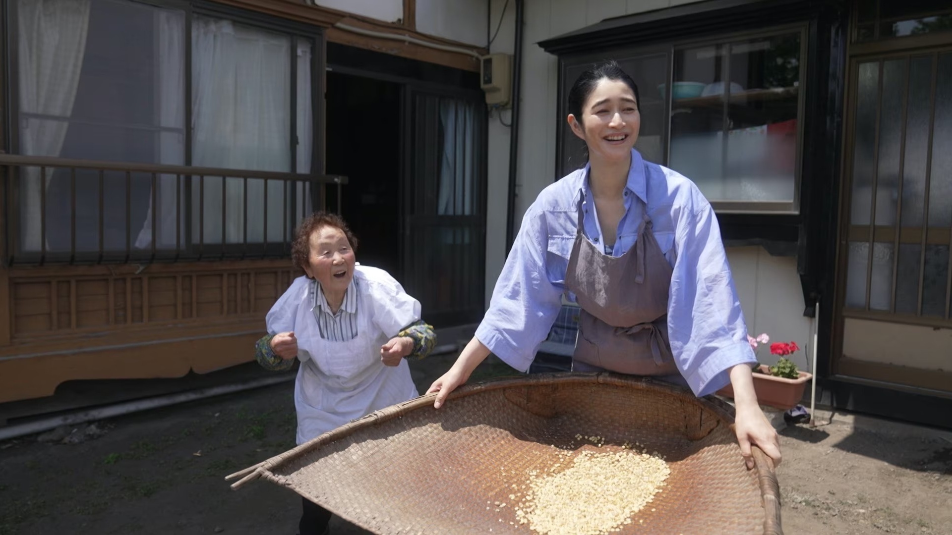 Actor Koyuki and the Fermenting Master, Grandma