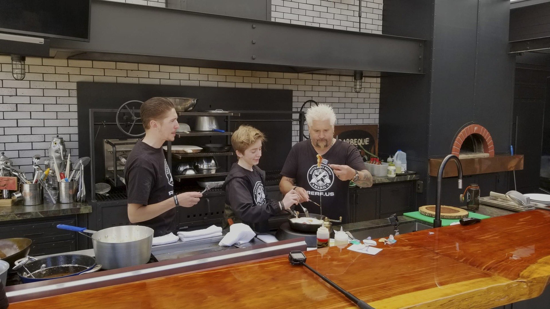 Lanchonetes Clássicas com Guy Fieri : Entrega Residencial