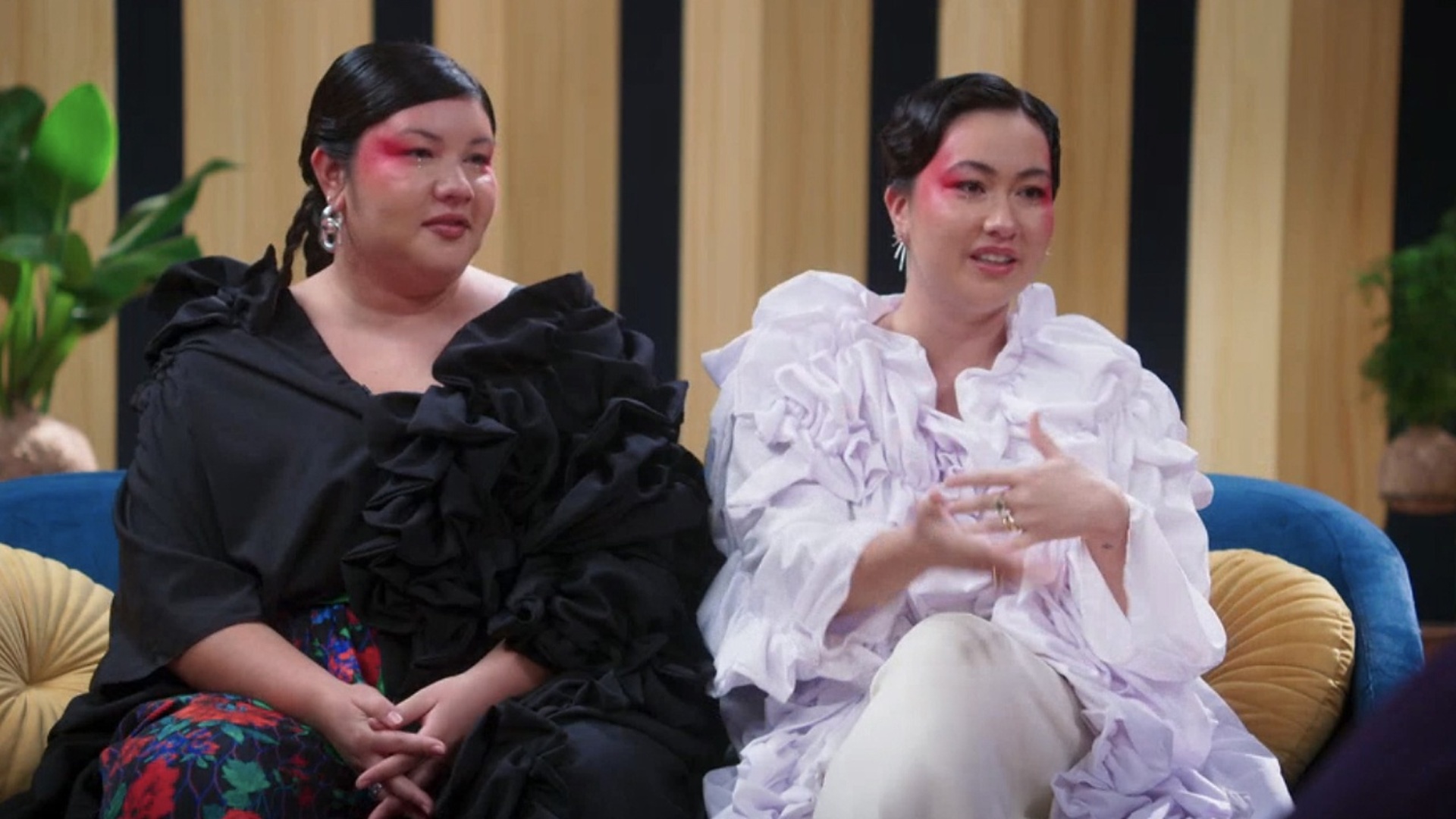 Mulheres Asiáticas : Two Lost Kids e Angela Hirata