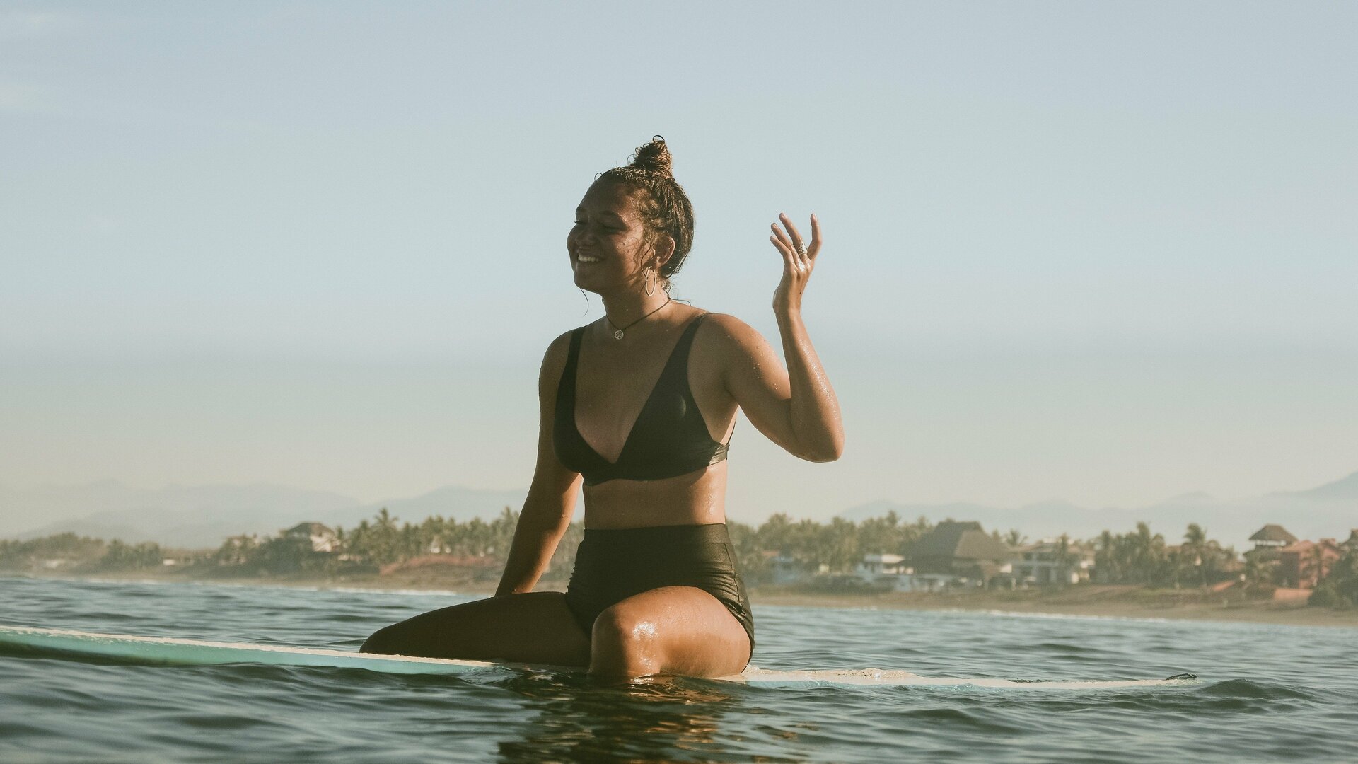 Menina da Pipa - Marina Carbonell na Arte e no Surfe