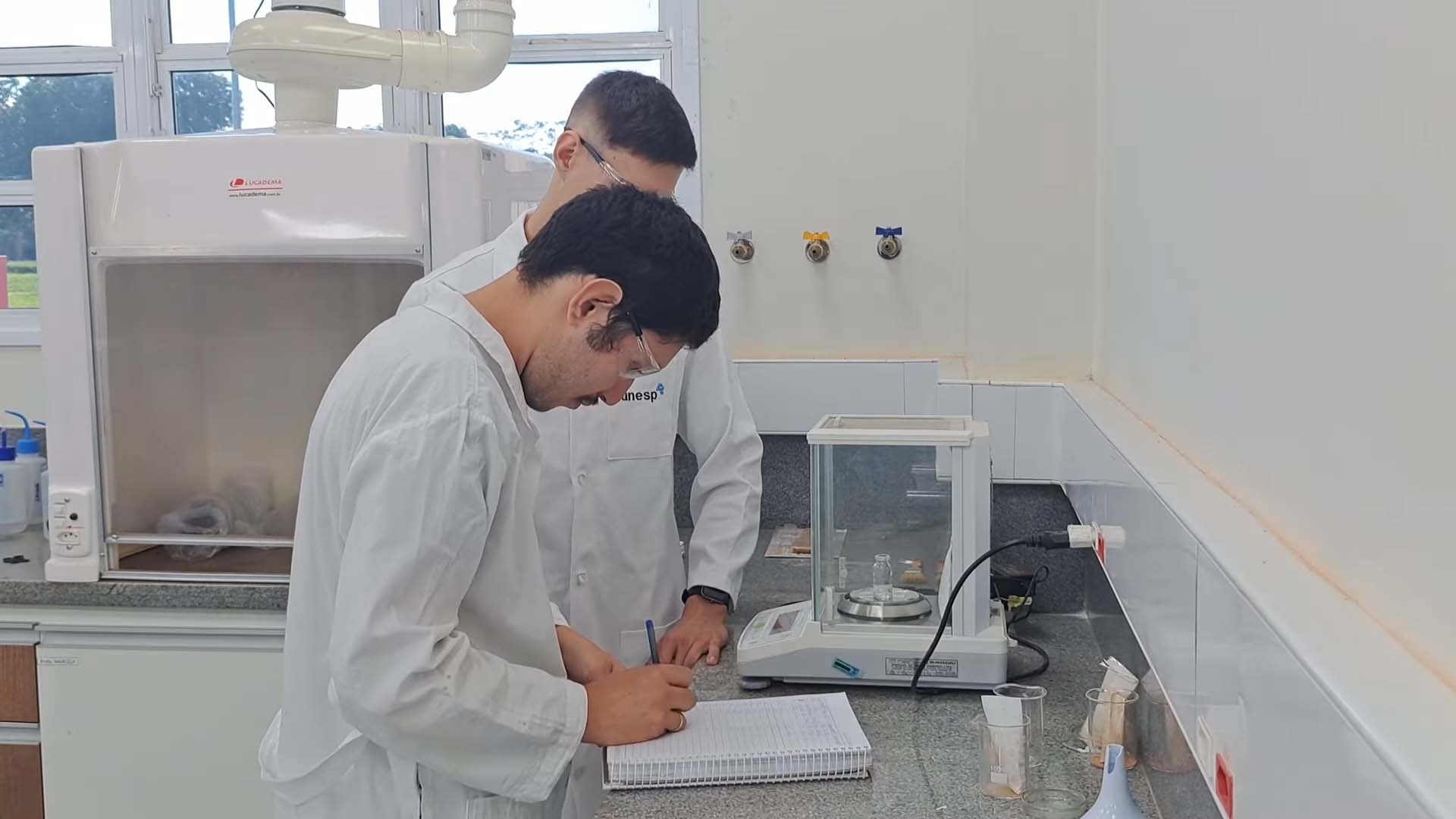 Ciência sem Limites : Extração de Óleos Essenciais
