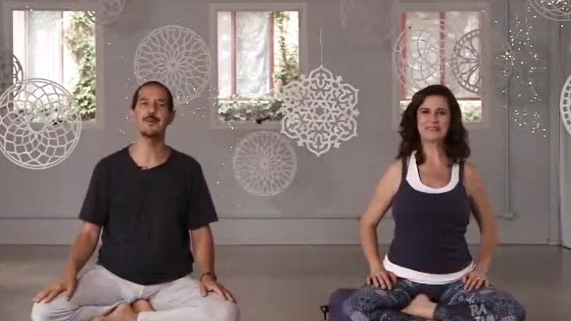 Yoga com Histórias em Casa : Na Biblioteca da Rua Direita